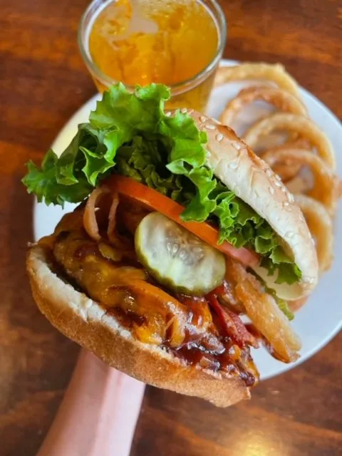 Bacon cheeseburger with onion rings